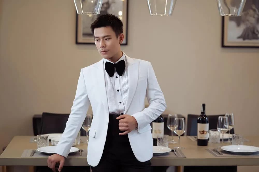 Trần Anh Huy trong tuxedo trắng Mon Amie: quy tắc mặc tuxedo