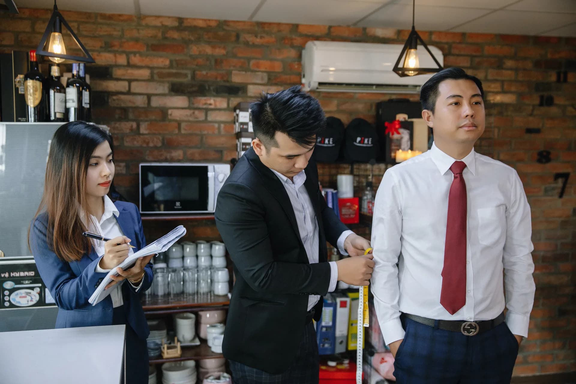 Thợ Mon Amie đo cho nhân viên ngay tại văn phòng