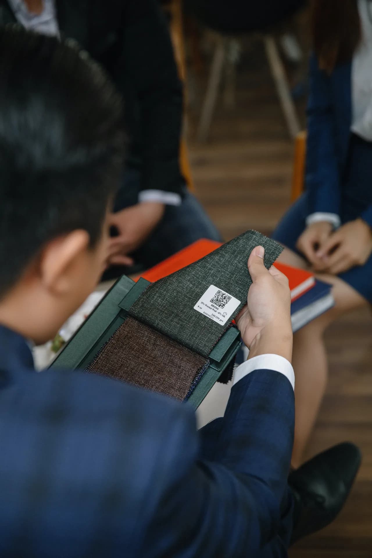 Sổ mẫu vải mang đến tận công ty
