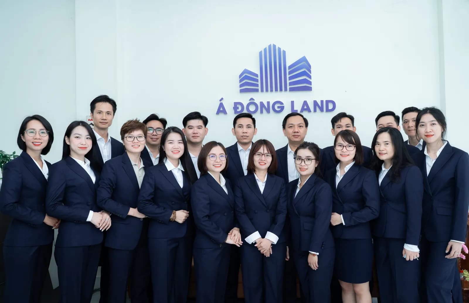 Mon Amie may đồng phục cho Á Đông Land