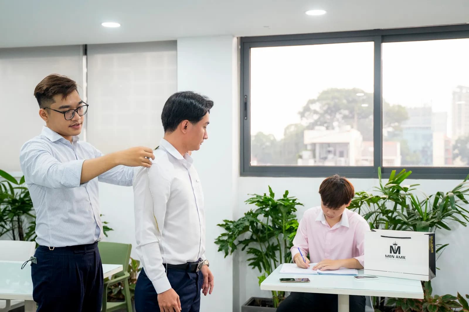 Mon Amie may đồng phục cho ERAS Group