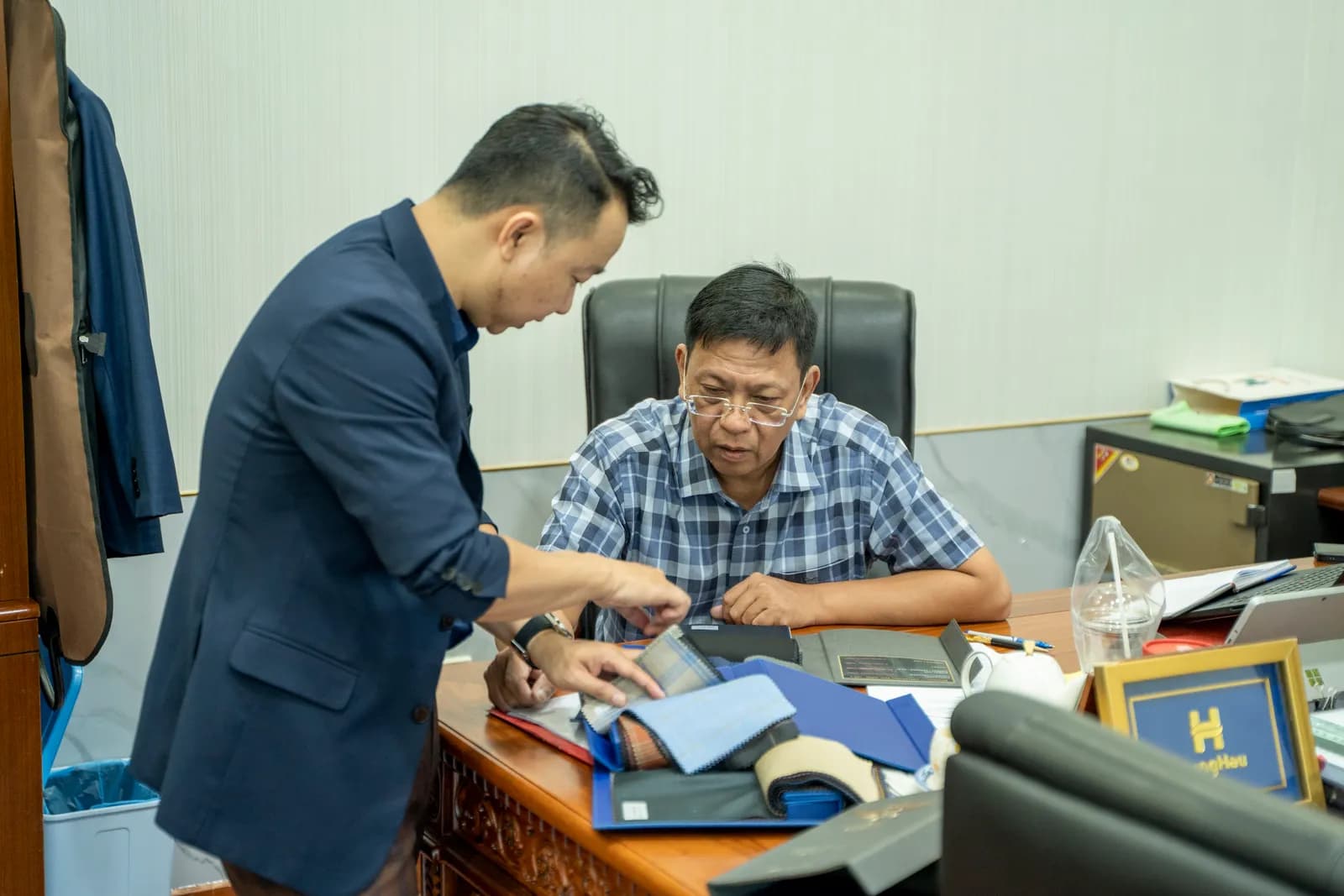 Mon Amie may đồng phục cho Hùng Hậu