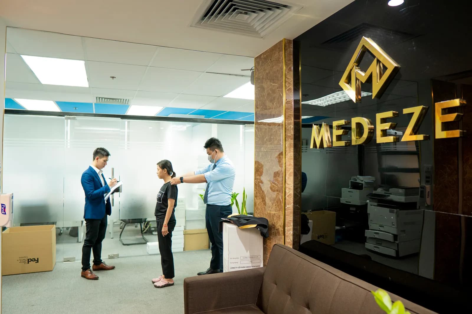 Mon Amie may đồng phục cho MEDEZE
