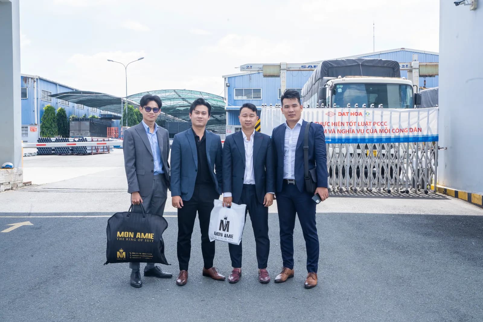 Mon Amie may đồng phục cho Nhựa Đạt Hòa