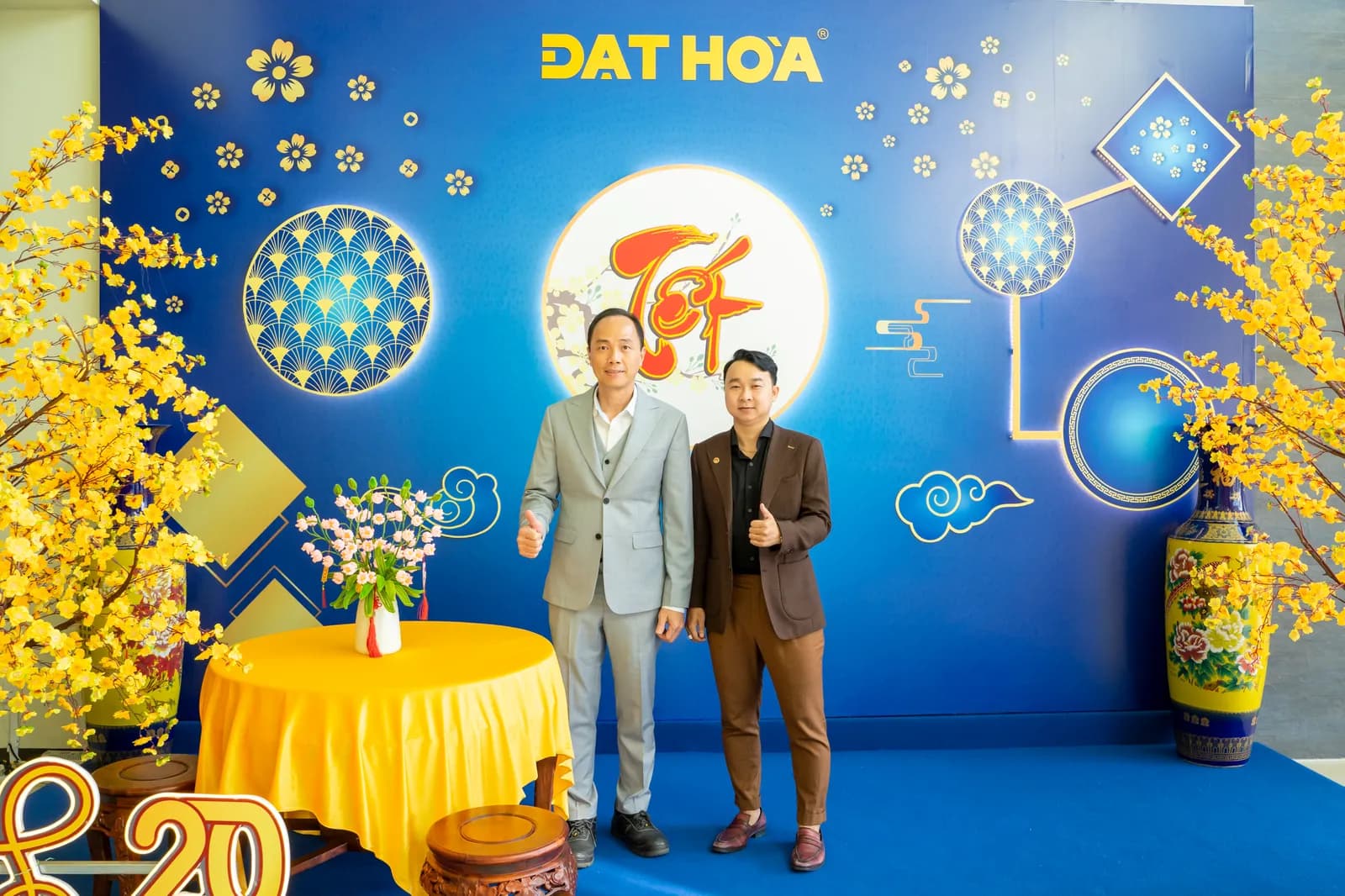 Mon Amie may đồng phục cho Nhựa Đạt Hòa