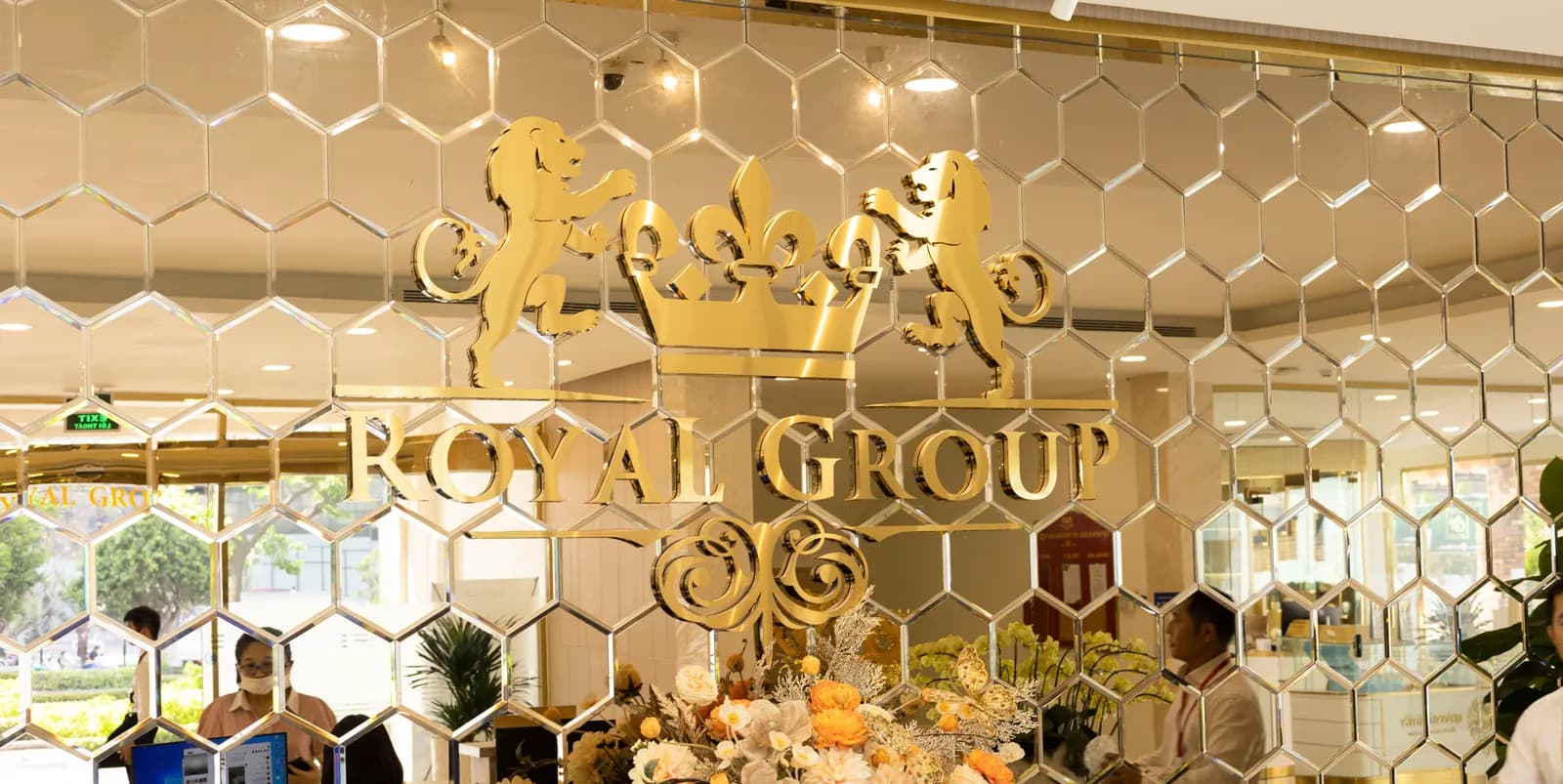 Mon Amie may đồng phục cho Royal Group