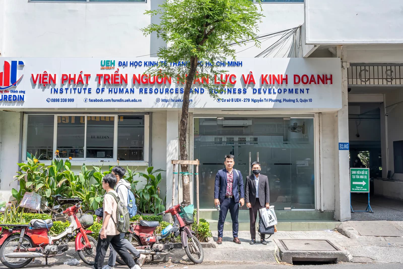 Mon Amie may đồng phục cho Viện Phát triển Nguồn nhân lực và Kinh doanh — UEH