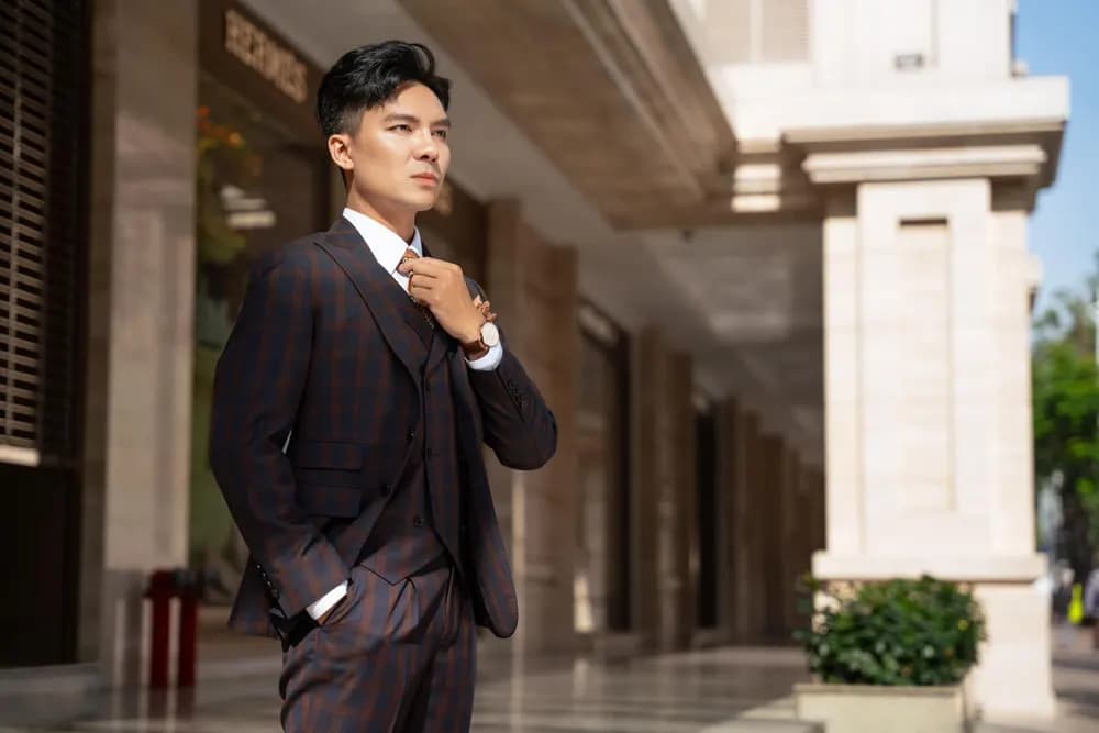 Suit caro đỏ nền navy và gile hai hàng khuy của Á vương Quốc Trí