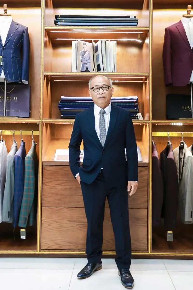 Chọn bộ suit sui gia tặng bố: màu, form, chất liệu
