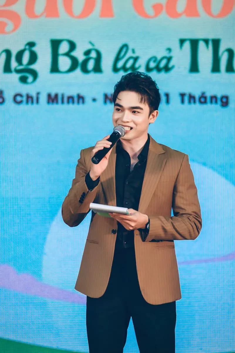 MC Hải Triều và hai kiểu áo: tuxedo khác blazer ra sao