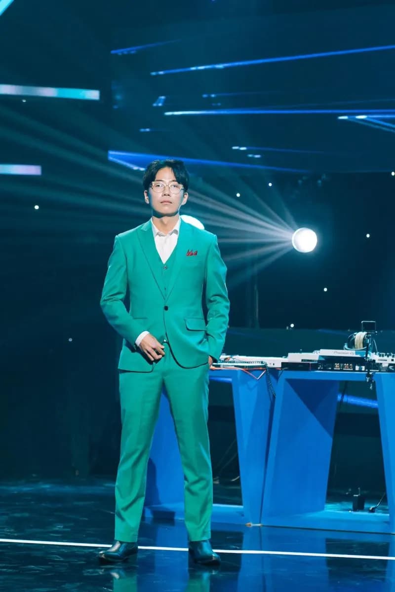 Suit xanh sáng màu cùng nhà sản xuất âm nhạc Beatcoin