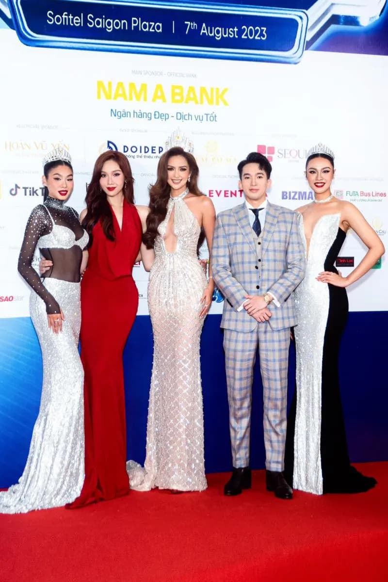 Suit caro bản to: BTV Phan Trung Hậu tại Miss Cosmo Vietnam