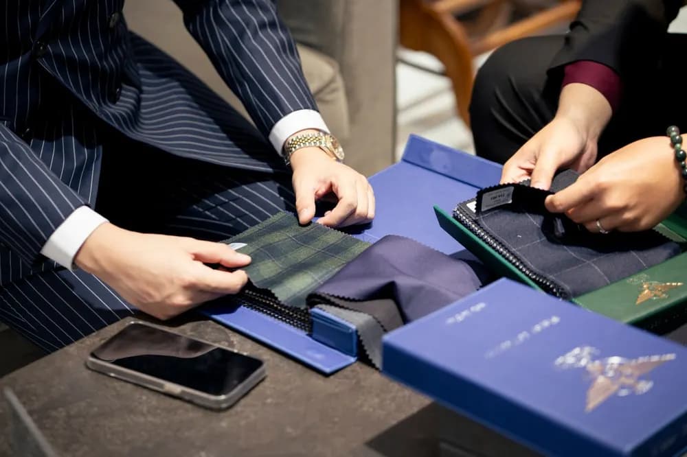 BTV Trung Hậu và dịch vụ may suit doanh nhân tại Mon Amie