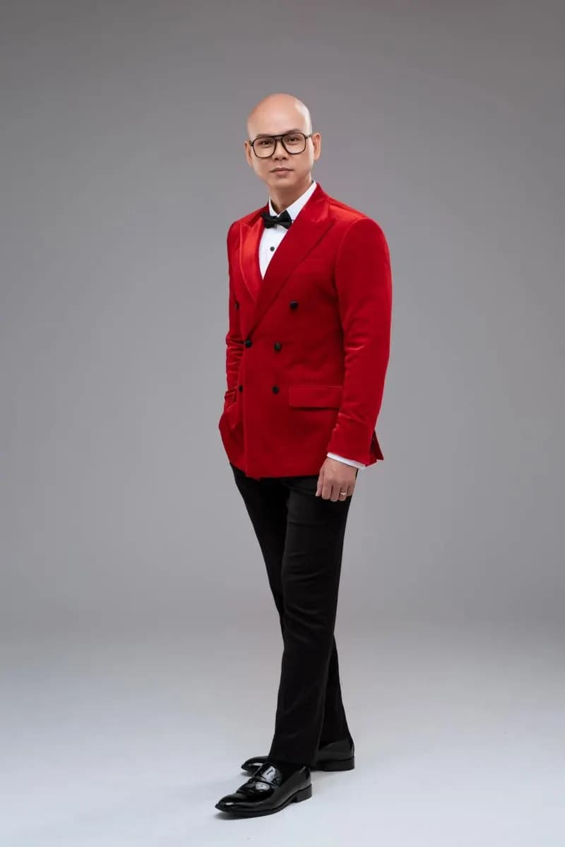Ca sĩ Phan Đình Tùng trong tuxedo đỏ hai hàng khuy