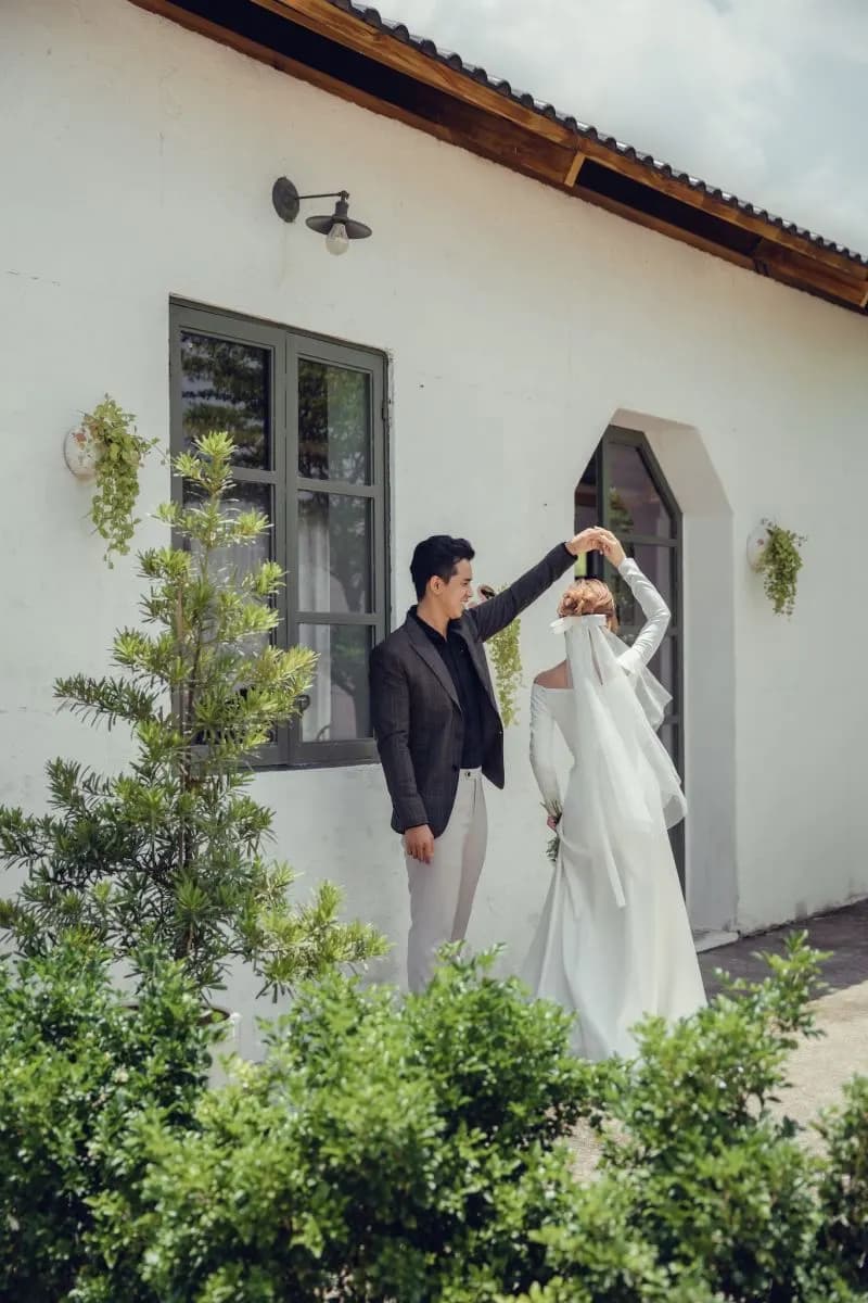 Các mẫu suit cưới cho chú rể: tuxedo, đen, navy, ghi lê