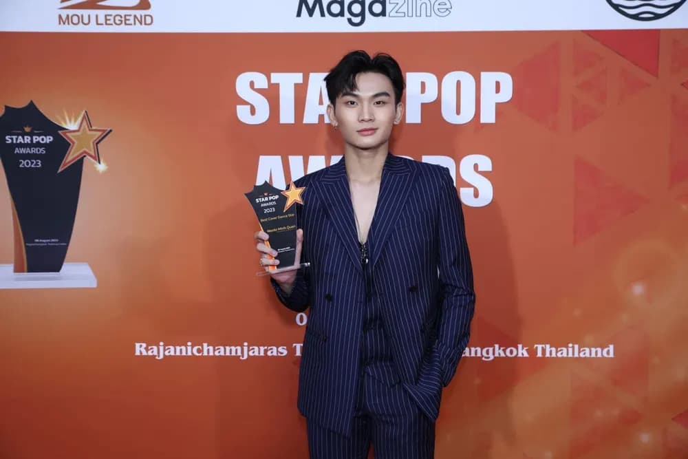Dancer Wonbin Minh Quân và bộ suit sọc nhuyễn phối ghi lê