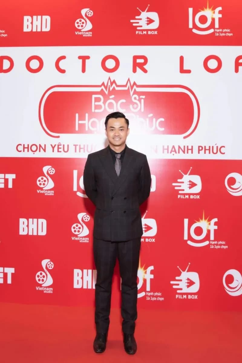Hồ Giang Bảo Sơn diện suit Mon Amie tại họp báo Doctor Lof