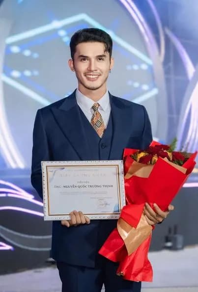 Diễn viên Nguyễn Quốc Trường Thịnh trong suit ba mảnh Mon Amie
