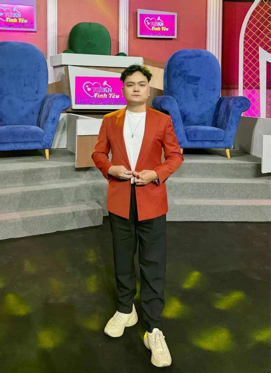 Trịnh Tú Trung và chiếc blazer đỏ của Mon Amie