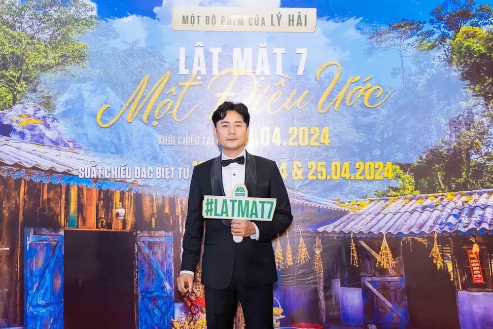Tuxedo đen Mon Amie tại buổi ra mắt phim Lật Mặt 7