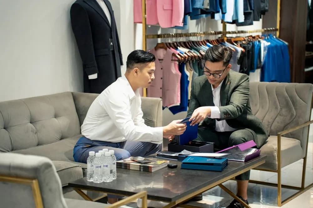 Diễn viên Trương Thế Vinh may suit tại Mon Amie