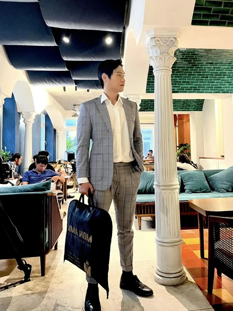 Suit đen và suit caro: hai bộ đồ của diễn viên Đoàn Hinh Hùng