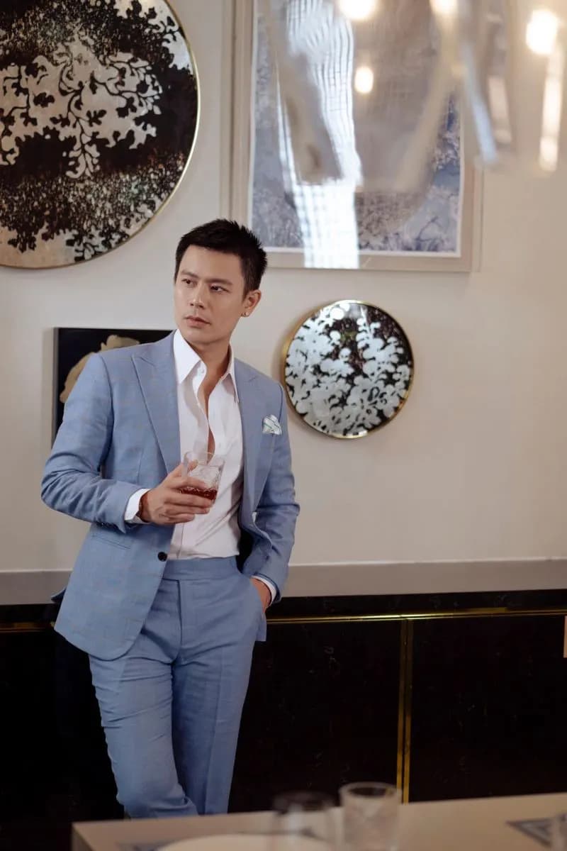 Suit gam màu sáng: chọn vải, lớp lót và dịp mặc