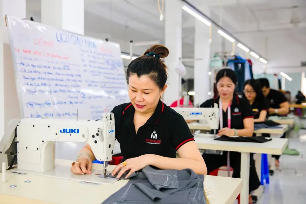 Đồng phục công sở cao cấp: tiền chênh nằm ở đâu?