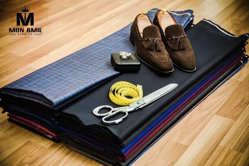 Đồng phục công sở chuyên nghiệp: chọn form, vải và logo