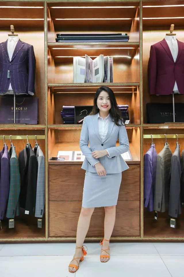 Đồng phục công sở nữ đẹp: chọn kiểu hợp nhiều dáng người