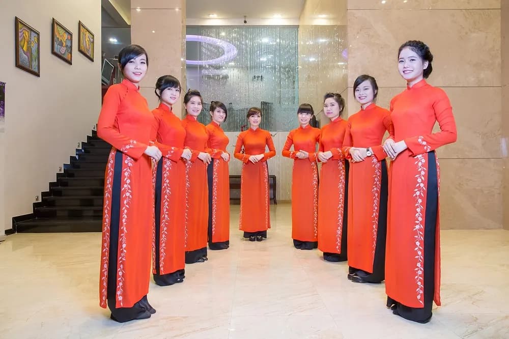Đồng phục lễ tân: chuẩn form, chất liệu và số bộ cần cấp
