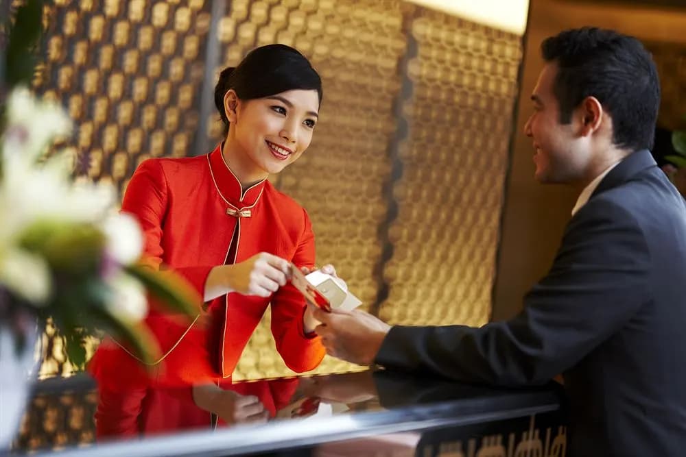 Đồng phục lễ tân khách sạn và cách chọn màu theo hạng sao