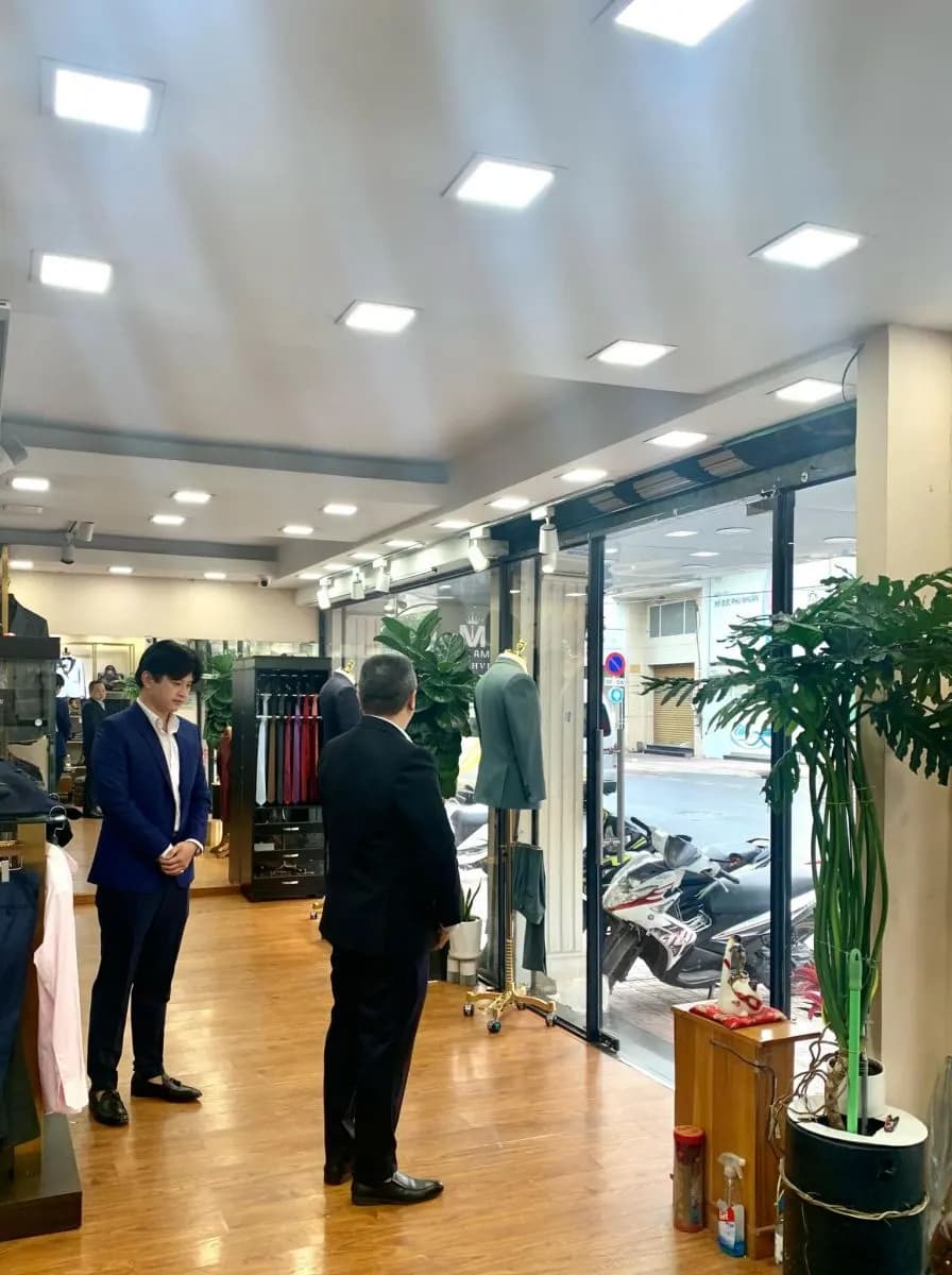 Khách đến showroom Mon Amie cuối tuần dịp đầu năm Giáp Thìn