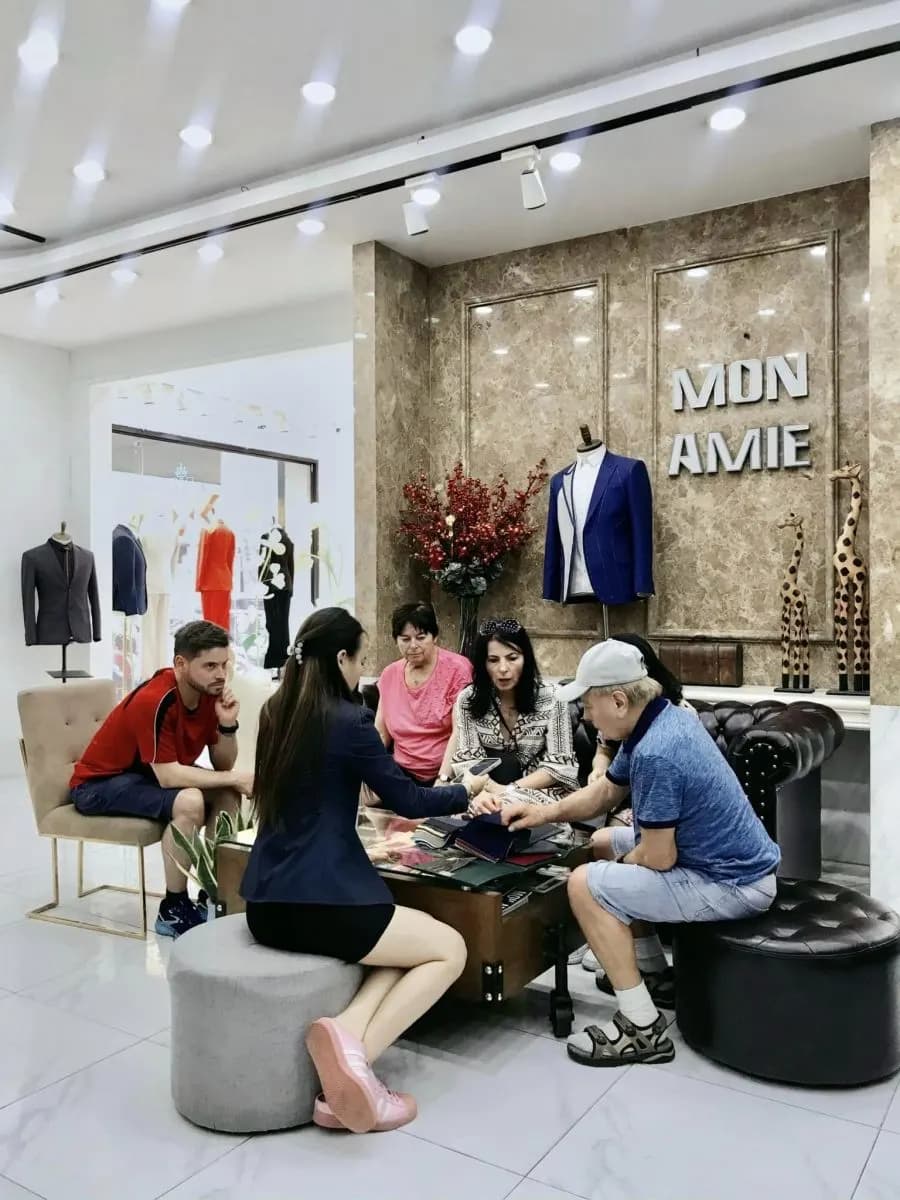 Cao điểm cuối năm tại showroom Mon Amie