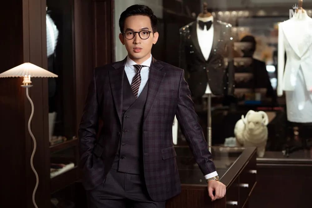 Mặc suit lên hình như BTV Trung Hậu: chọn vải và form ra sao