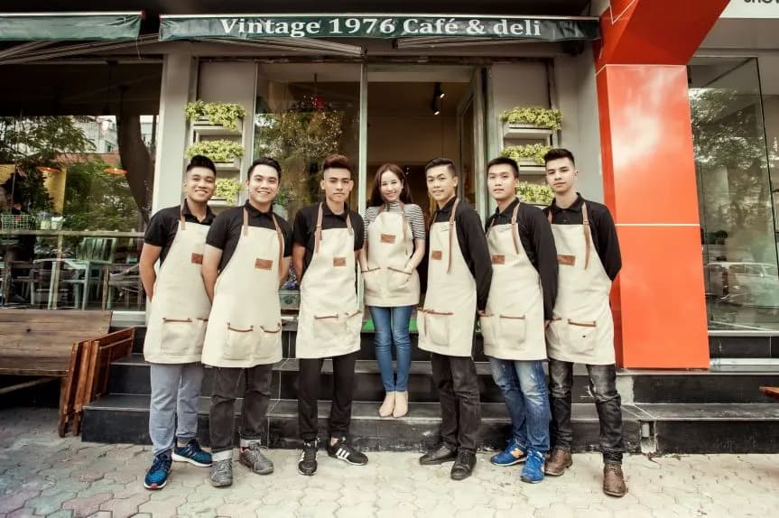 May đồng phục quán cà phê: chọn vải và phom cho từng vị trí