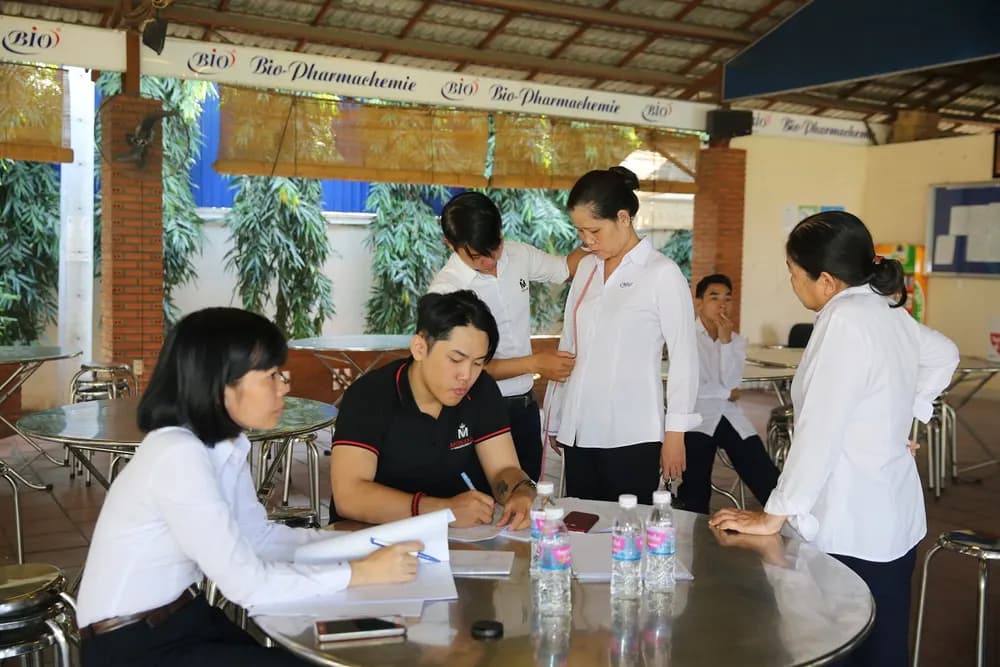 May đồng phục cao cấp hay giá thấp: cách tính cho đúng