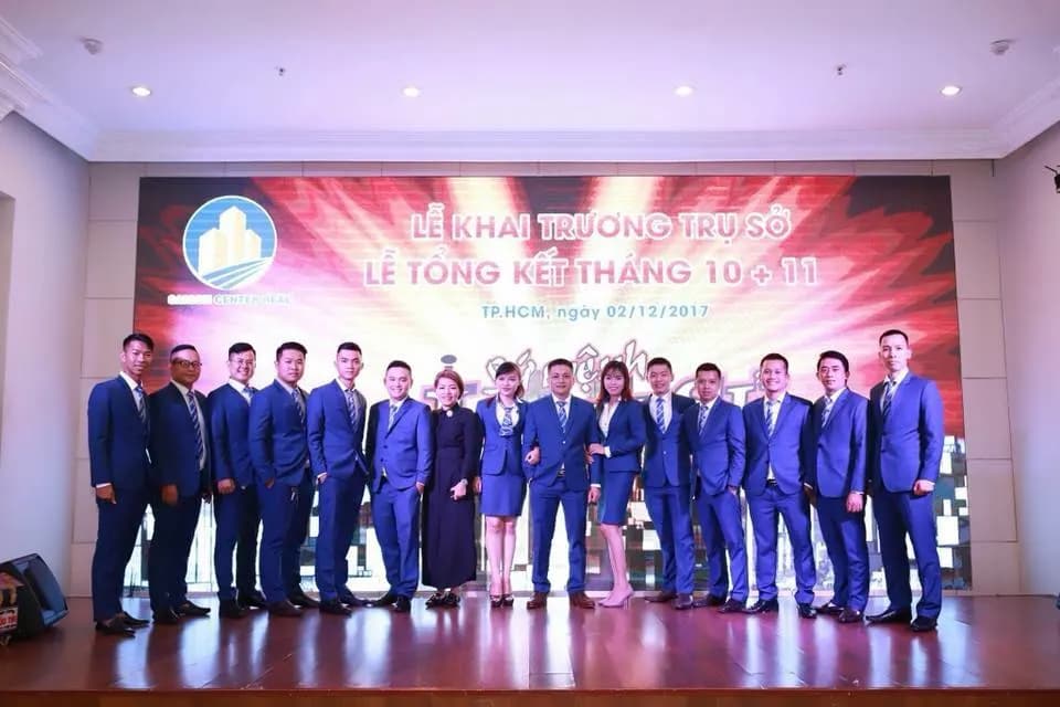 May đồng phục công ty bất động sản: chọn gì cho đội sale