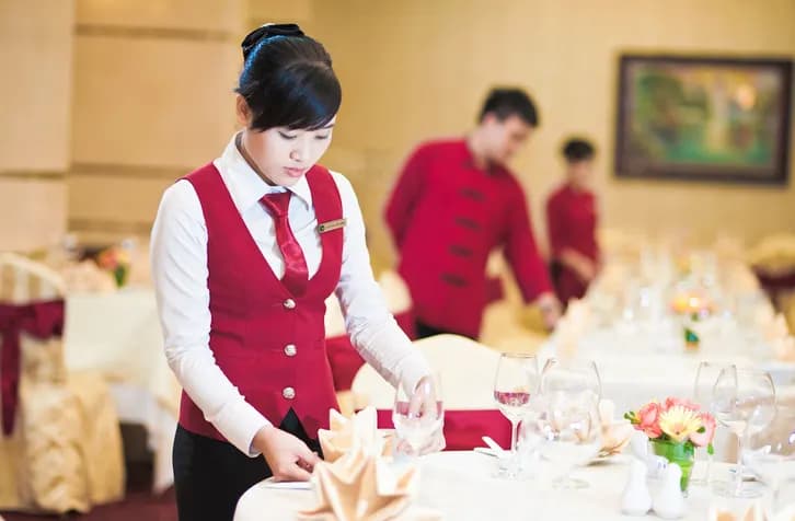 May đồng phục nhà hàng: bếp, phục vụ và quầy bar