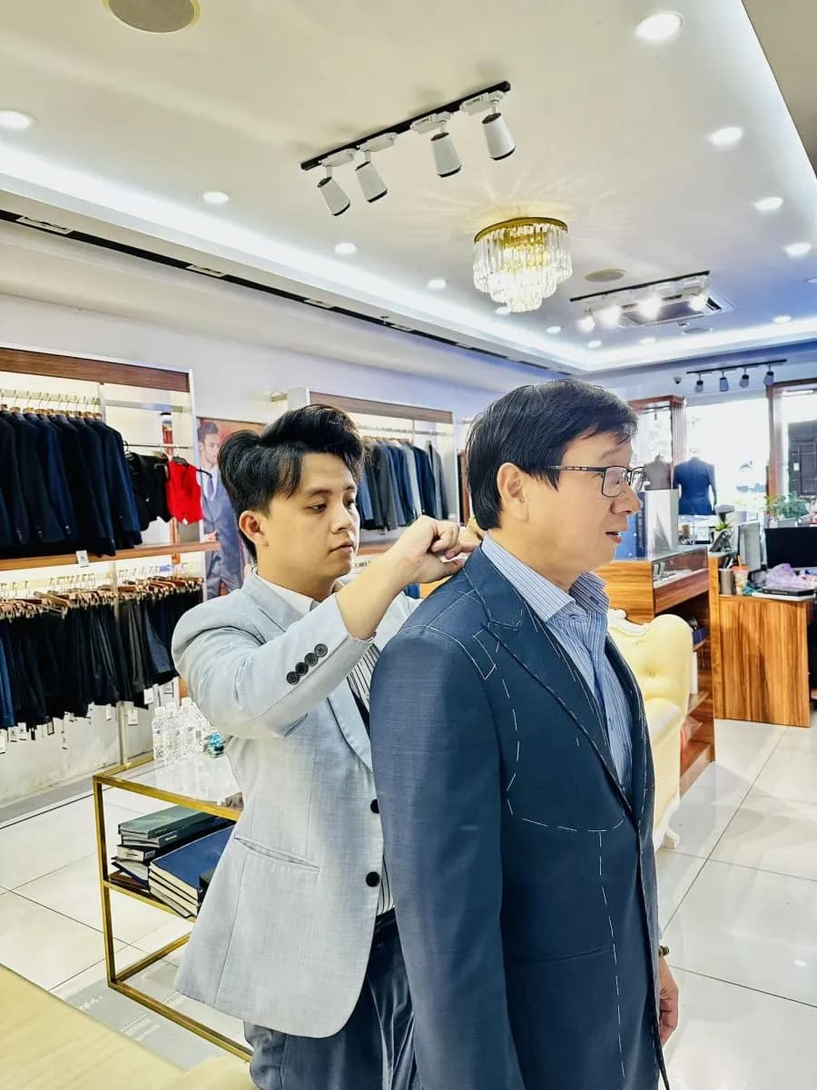Mon Amie may đo suit cho Phó Tổng Giám đốc Ngân hàng Việt Á