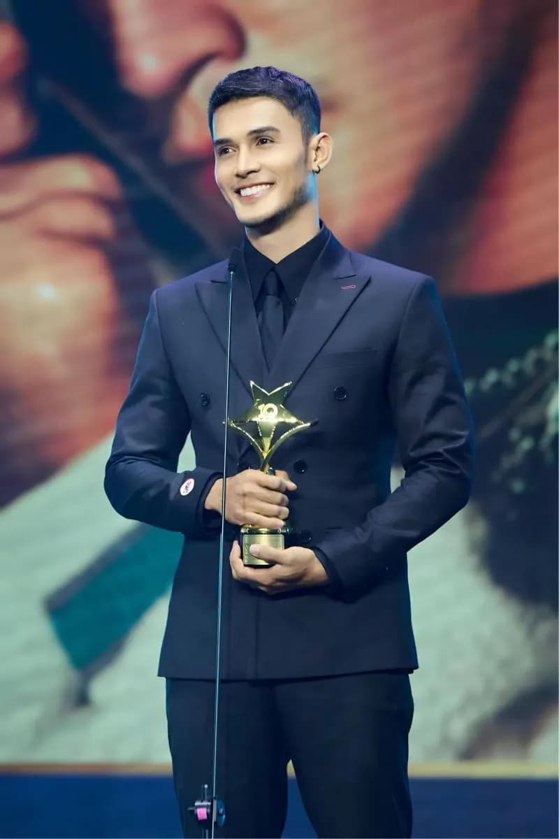 Trường Thịnh nhận cúp Ngôi Sao Xanh trong suit Mon Amie