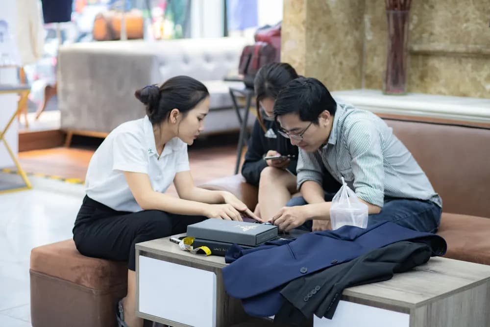 Một buổi khách đến showroom đặt may vest diễn ra thế nào