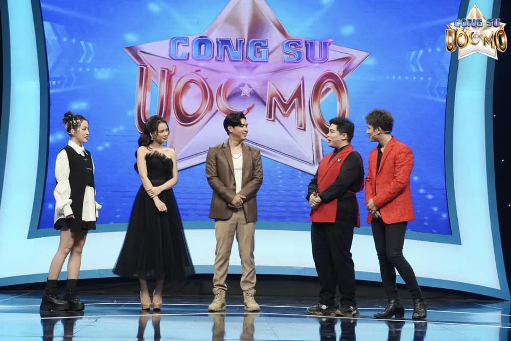 MC Trần Anh Huy và chiếc blazer đỏ của Mon Amie