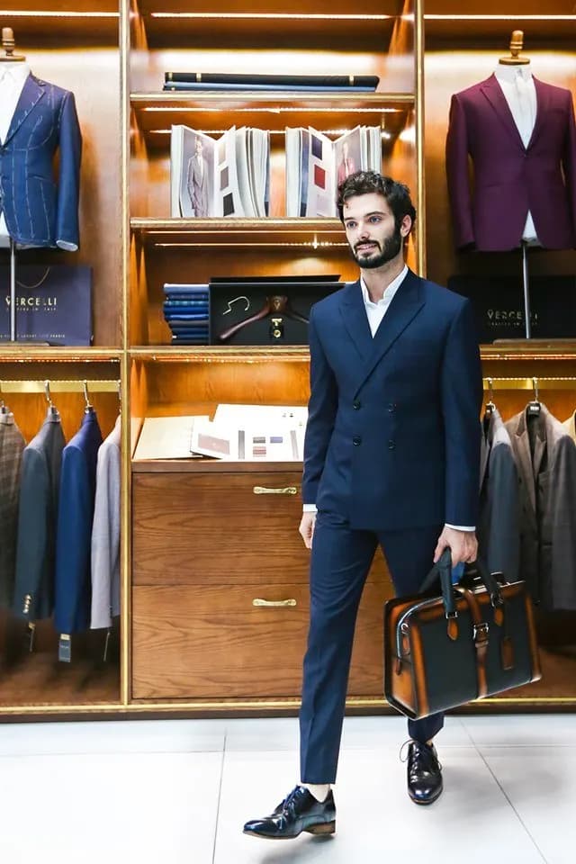 Suit xanh navy: vì sao là màu dễ mặc nhất