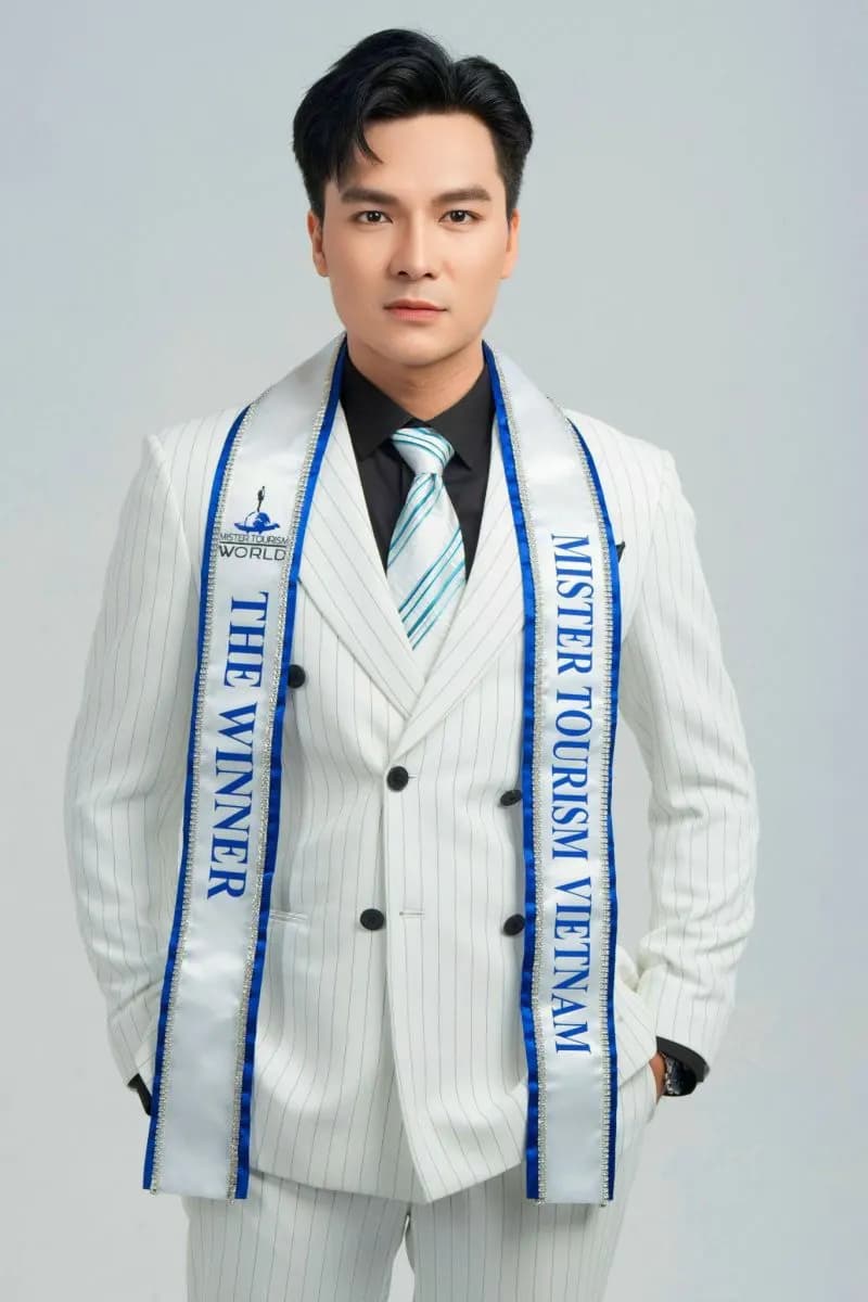 Tân Nam vương Du lịch Việt Nam và hai bộ suit Mon Amie