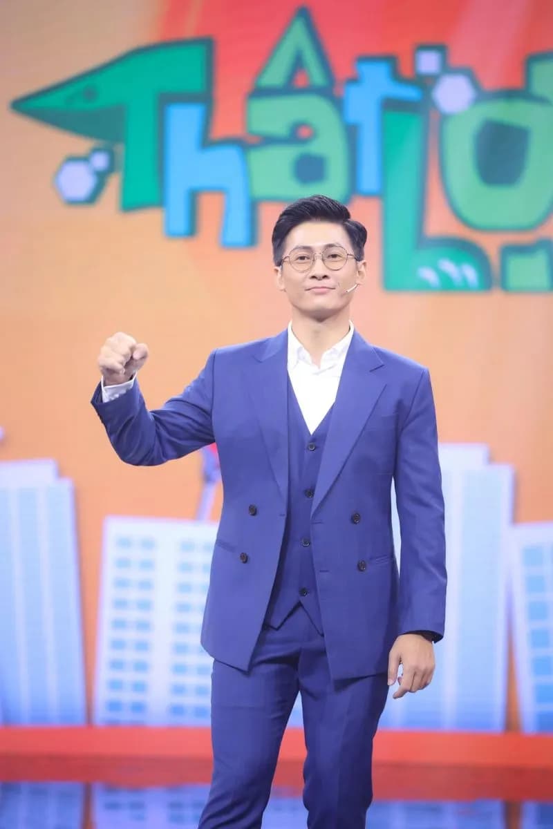 Ca sĩ Thiên Vương MTV trong bộ suit xanh ba mảnh