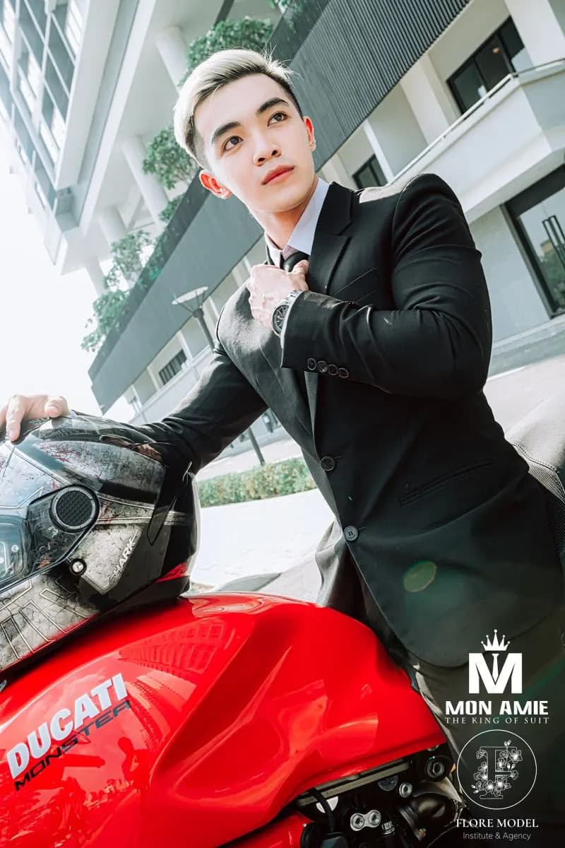 Bộ suit tôn vẻ nam tính: đường vai, ve áo và màu vải quyết định