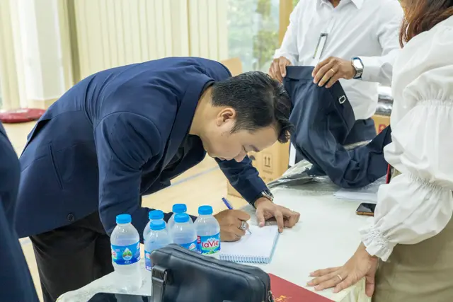 Mon Amie may đồng phục cho COSMO Academy — 8/15