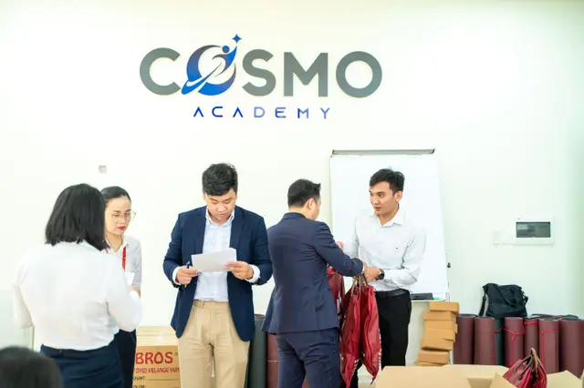 Mon Amie may đồng phục cho COSMO Academy — 9/15
