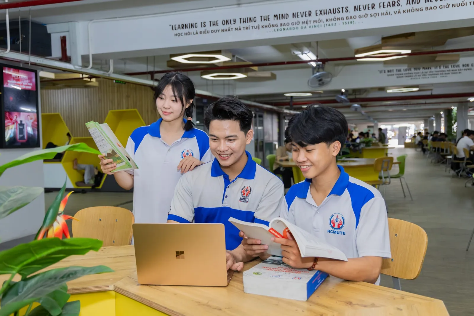 Mon Amie may đồng phục cho Đại học Sư phạm Kỹ thuật TP.HCM — 1/5